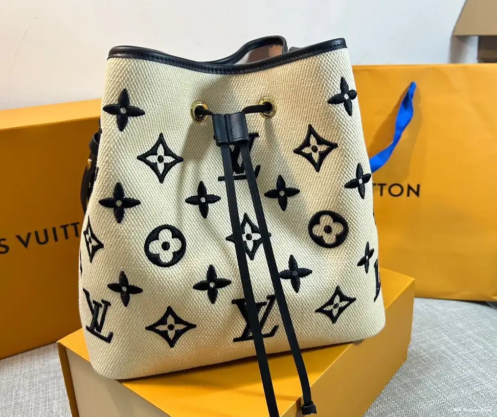 AAA Pruses Bags LOUIS MM NÉONOÉ VUITTON 0517